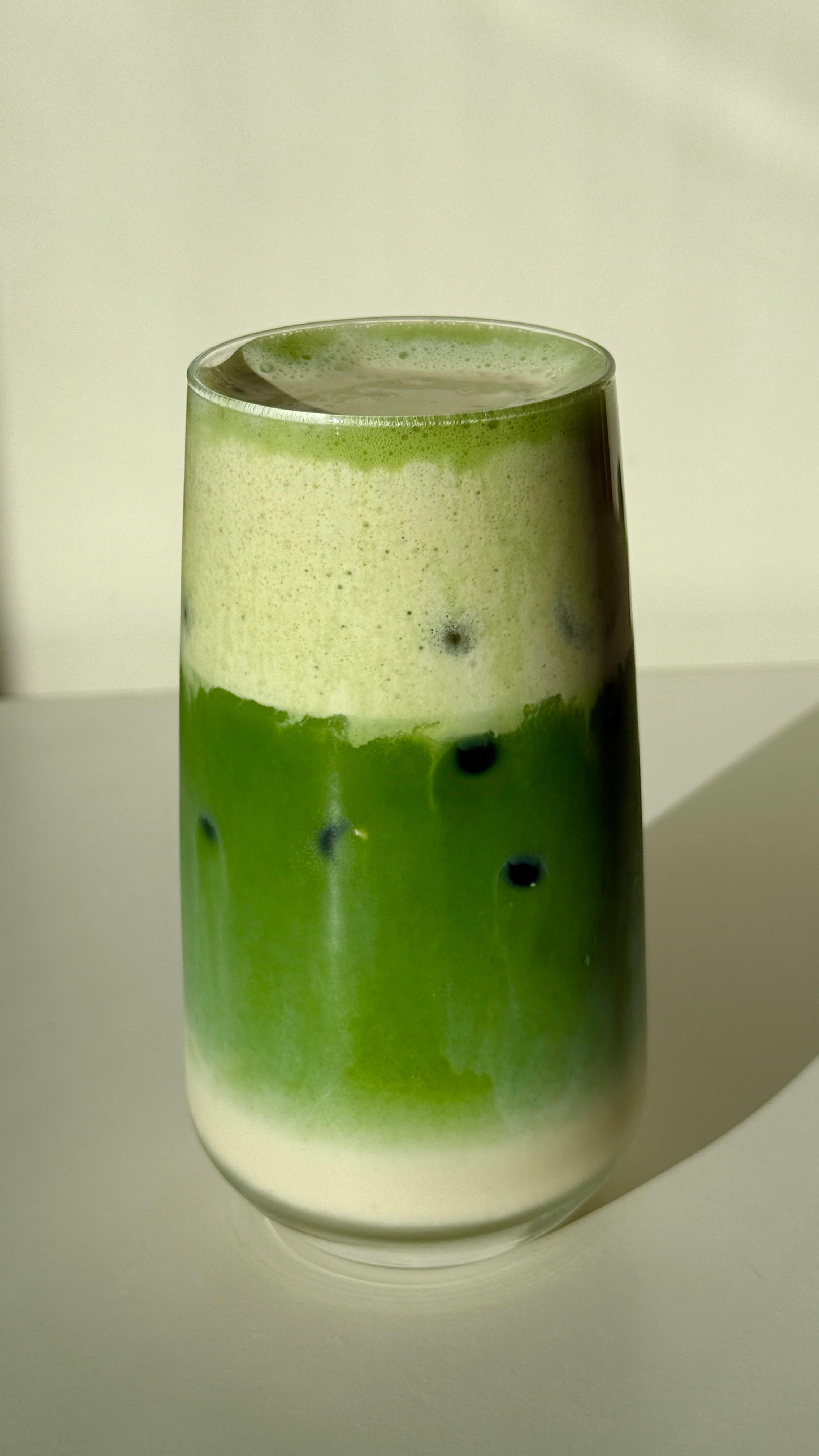 DF Pistachio Foam Iced Matcha 🍵

You’ll need:
- vegan cream or coconut cream
- your favourite pistachio spread
- optional: maple syrup
- barista grade soy milk
- ceremonial grade matcha
- pinch of salt (to enhance the flavours)

Save + follow for more health-conscious recipes @theconsciouscook_ 🌱

#matcha #pistachiocream #pistachiomatcha #soymatcha