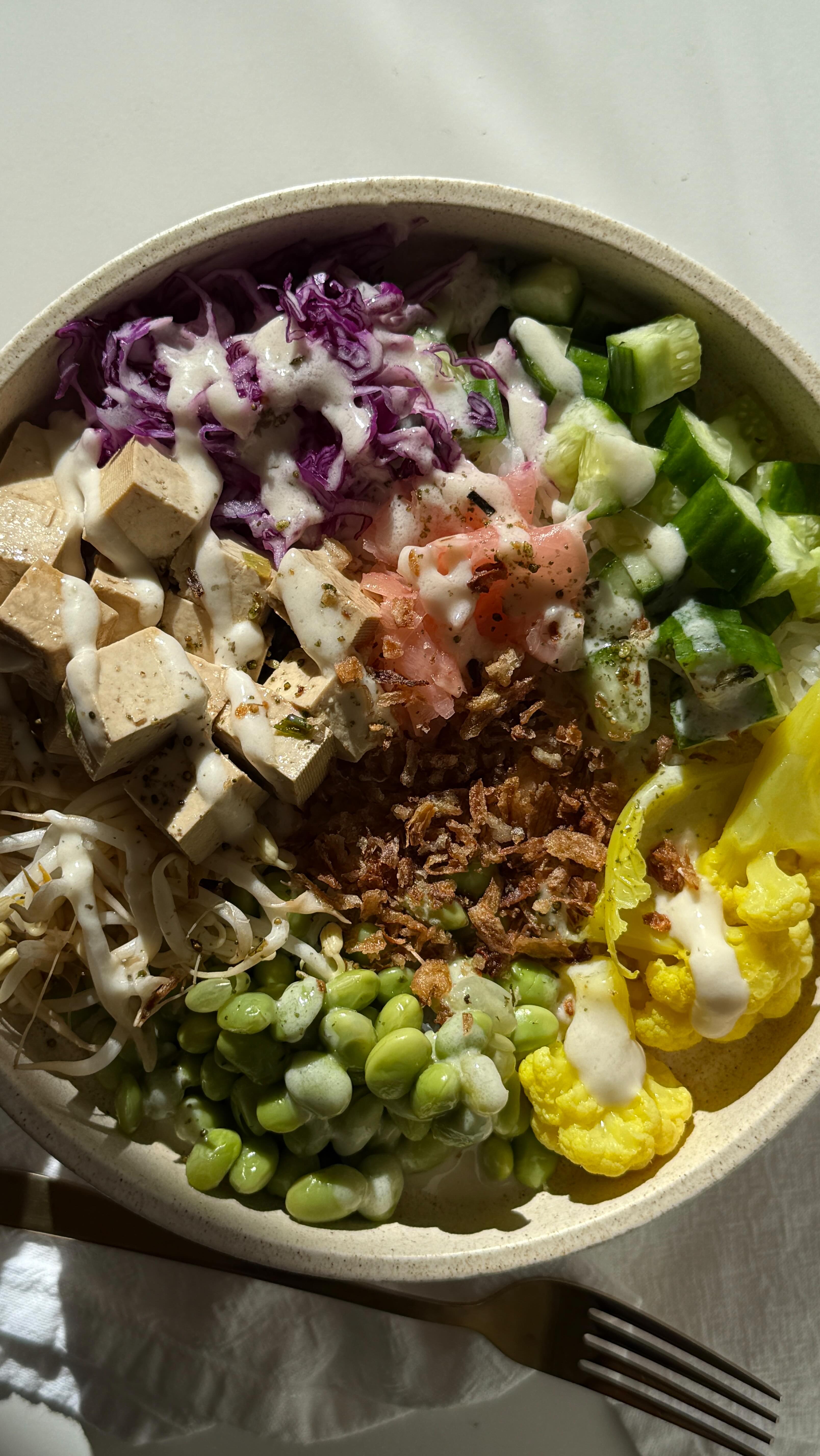 My go-to marinated tofu poke bowl 🥗

Simply marinate your tofu in soy, sesame oil, spring onions and maple and set aside in the fridge until ready to eat. For the coco lime sauce, add coconut cream, maple syrup, miso, sesame oil, lime juice and lime zest - blend together!

Save + follow for more health-conscious recipes @theconsciouscook_ 🌱
#pokebowl #nourishbowl #veganpokebowl #marinatedtofu