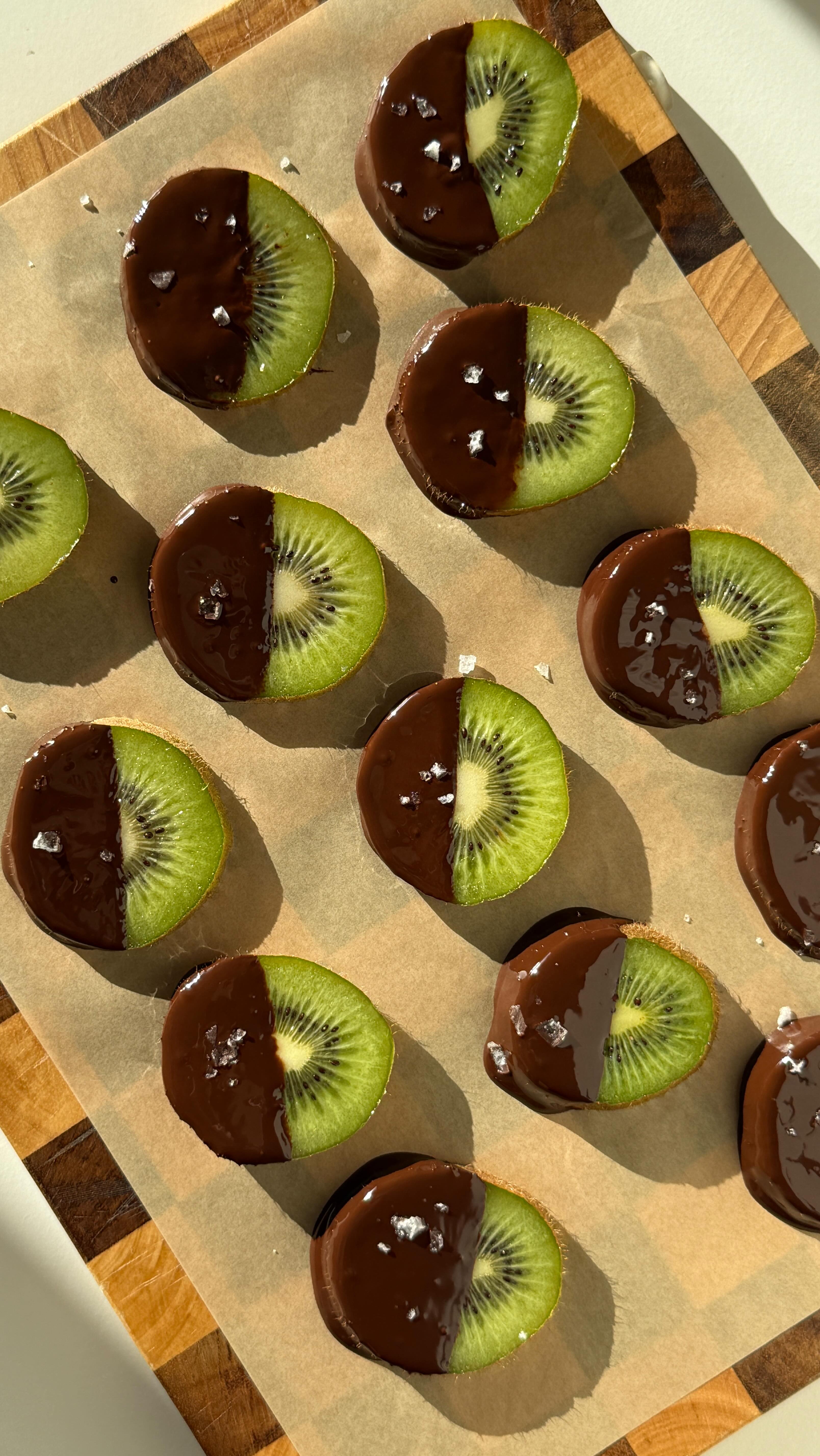 Choc Kiwi Slices 🥝🍫 the ultimate bedtime snack 🤤

Just THREE ingredients - kiwis, vegan dark chocolate & coconut oil! Optional salt flakes 🧂

Save + follow for more health-conscious recipes @theconsciouscook_ 🌱#kiwis #chockiwis #veganchocolate #kiwifruit