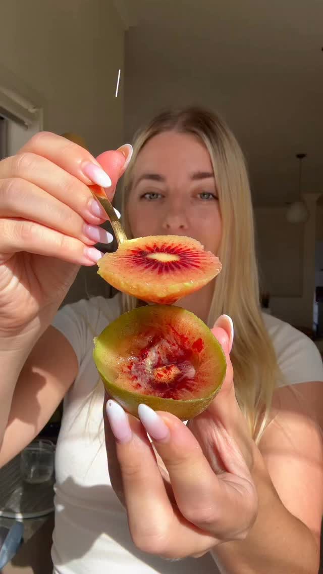 STOP what you’re doing and GO and grab yourself a packet of these bad boys 🤌🥝🍓

#tastereview #rubyredkiwi #kiwifruit #woolworths