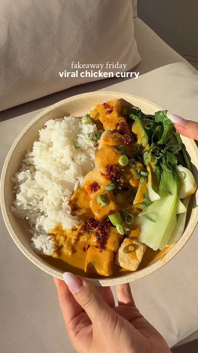Broadbeach Noodle’s Viral ‘Chicken’ Curry 🌱🤤

And no…this does not chicken in it - so technically it’s not the same as the viral chicken curry found at Noodle, Broadbeach 📍 But this one is for all the vegans and meat-free people out here who want a delicious alternative 🤝

Ingredients:
- Puffed tofu (or your choice of tofu)
- Jasmine rice, cooked
- 200ml coconut cream
- 1 baby pak choy
- 2 tbsp vegan yellow curry paste (less if you like it more mild)
- 1 tsp coconut sugar or stevia
- 1 tsp soy sauce or tamari
- 1 tsp curry powder
- 1 tsp corn flour (or make a corn flour slurry with 1 tbsp water with corn flour stirred in already)
- 100ml vegetable stock (to thin sauce out)
- Chilli crisp oil, for garnish
- Spring onions, for garnish

Save + follow for more health-conscious recipes @theconsciouscook_ 🌱 #viralchickencurry #noodlebroadbeach #veganchickencurry #viralyellowcurry #noodlebroadbeachrecipe