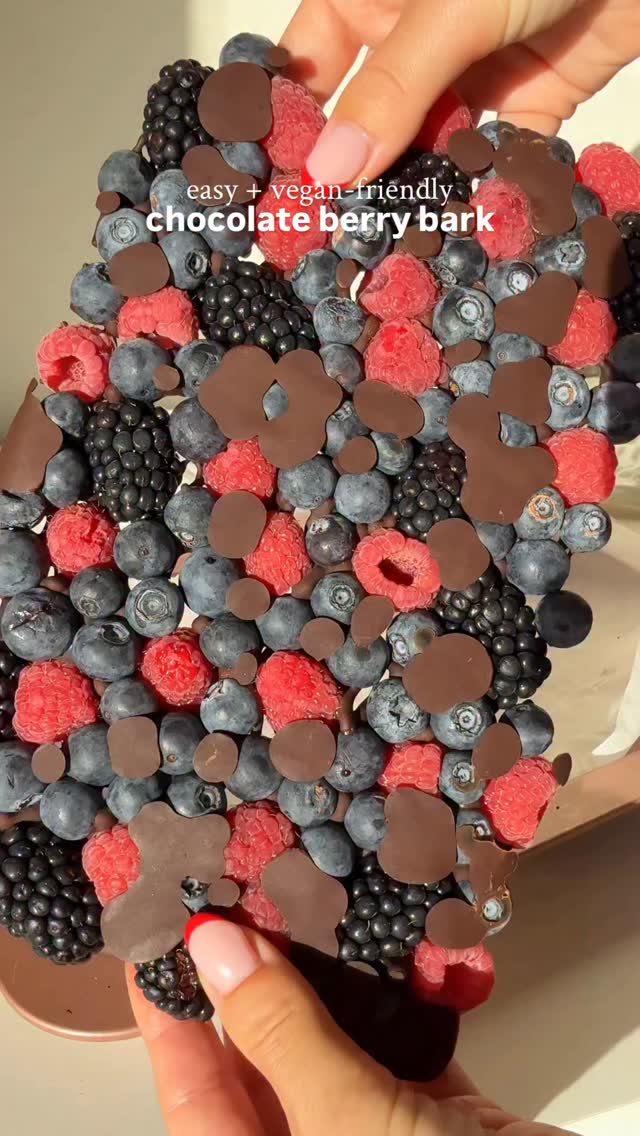 Easy Chocolate Berry Bark 🍫🫐

This is the perfect last minute & super easy dessert recipe when you don’t know what to bring to Christmas lunch! 🎄✅

You’ll need:
- fresh berries of choice
- 220g vegan dark chocolate
- 1 tsp coconut oil
- 1/2 tsp vanilla extract (optional)

Save + follow for more health-conscious recipes @theconsciouscook_ 🌱 #chocolatebark #berrychocolate #berries #veganchocolatebark