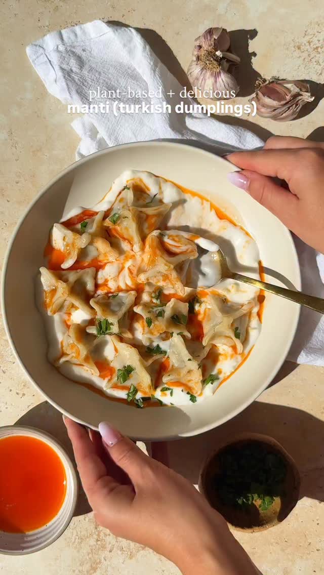 Turkish Dumplings…just wow 🤤🇹🇷

Get the full recipe on my blog theconsciouscook.au or comment DUMPLING and I’ll send it to you.

Save + follow for more health-conscious recipes @theconsciouscook_ 🌱 #dumplings #vegandumplings #turkishdumplings #manti