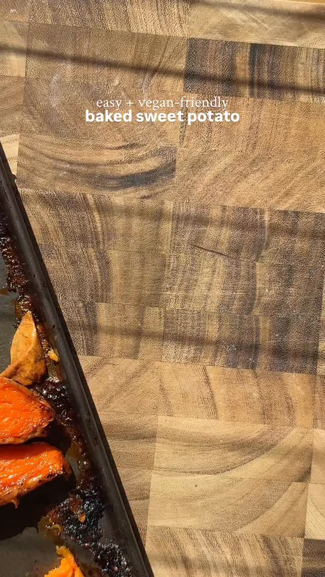 Caramelised baked sweet potatoes 🍠🍯

Ingredients:
* 6 small sweet potatoes, halved
* 1 tsp maple syrup
* 1 tbsp nutritional yeast flakes
* 2 tbsp olive oil
* Salt, to taste

Save + follow for more health-conscious recipes @theconsciouscook_ 🌱 #sweetpotatoes #bakedsweetpotatoes #viralsweetpotato