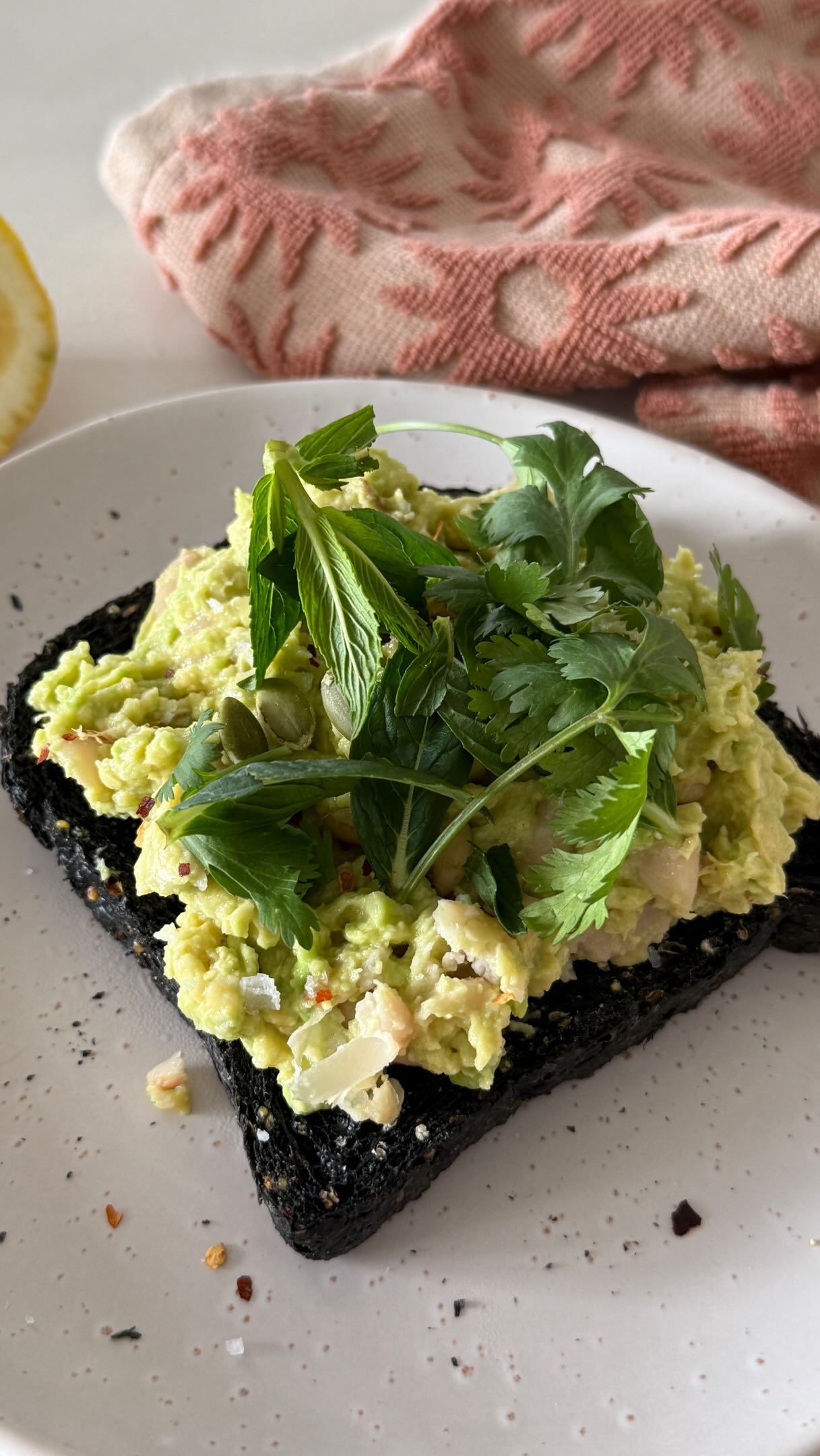 SMASHED AVO + BEANS 🥑🫘

This is truly the ultimate fibre-maxing breakfast in rotation for me right now 🤌 MORE than 15 grams of fibre ✅

You’ll need:
1 medium sized avo
1/2 cup cannellini beans
Squeeze of lemon
Garlic granules
Chilli flakes
Flaky sea salt
Fresh herbs
Pumpkin seeds

Save + follow for more health-conscious recipes 🌱 #fibermax #smashedavo #toasttoppers #veganbreakfast #wholefoodplantbased